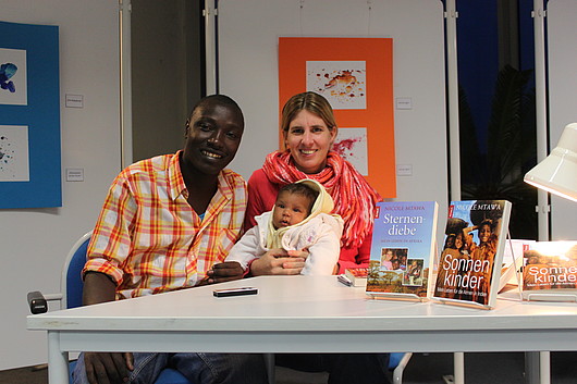 Autorin (Mitte), ihr Mann Juma und die gemeinsame Tochter Julie