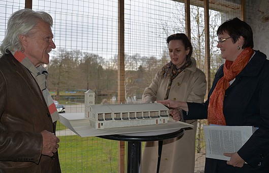 Beim Gespräch über ein Baugruppenprojekt mit Modell der Halle 15 am Finowkanal in Eberswalde: Baudezernentin Anne Fellner mit den Architekten Marina Rütten und Holger Kühnel (von rechts).
