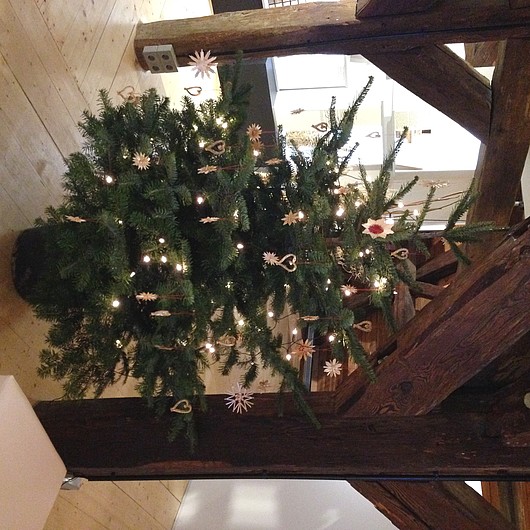 Weihnachtsbaum im Dachgeschoss