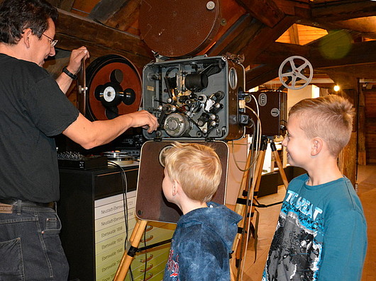 Filmenthusiast Harder zeigte seine geschichtsträchtigen Projektoren (Foto: Pressestelle Stadt Eberswalde)